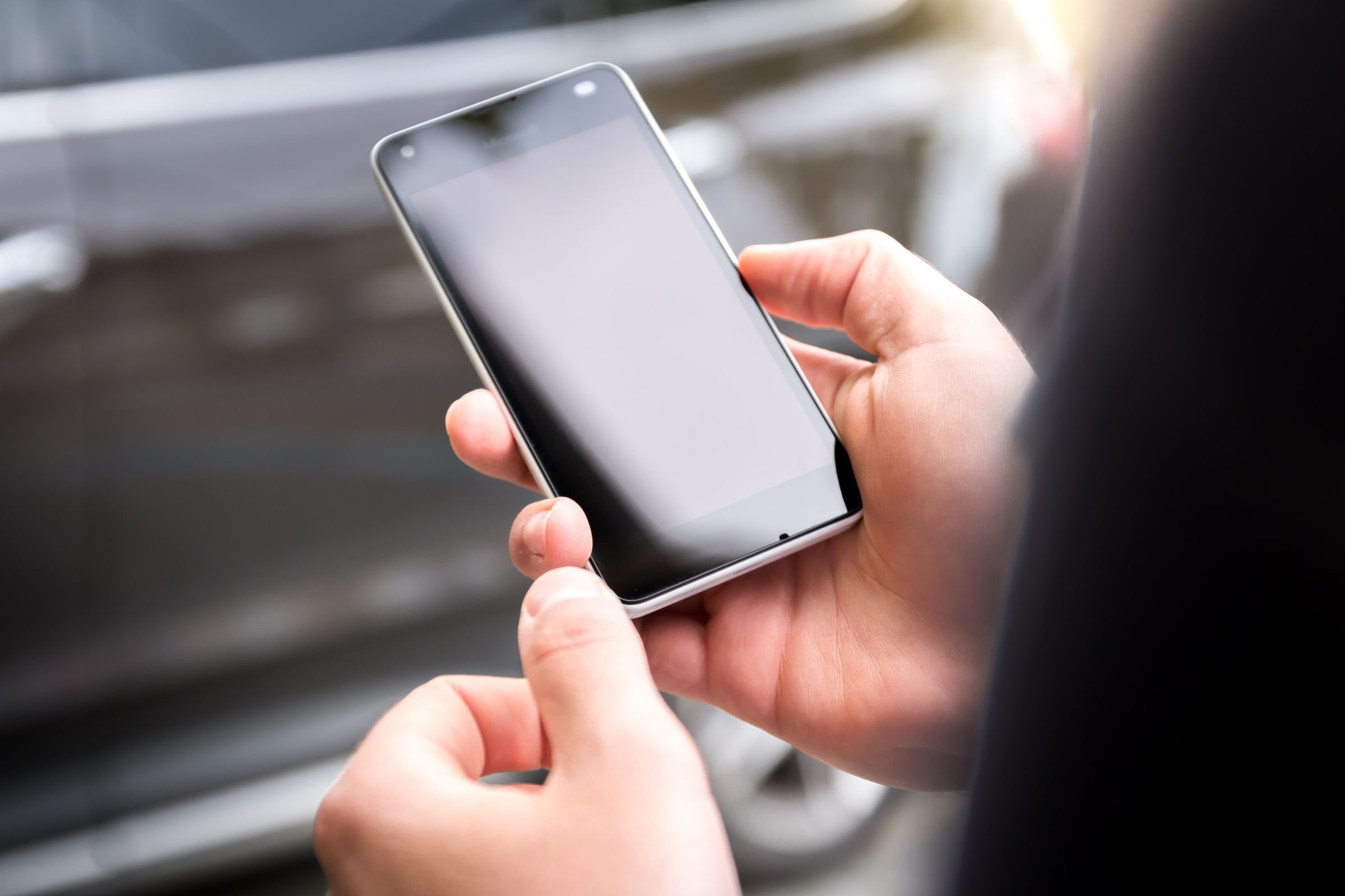 Smartphone tenu en main