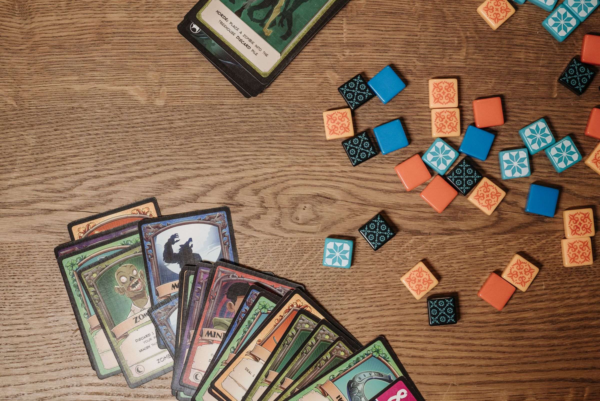 Les jeux de cartes de la famille du rami : variantes et cousins Jeux de cartes et jeux de société sur une étagère