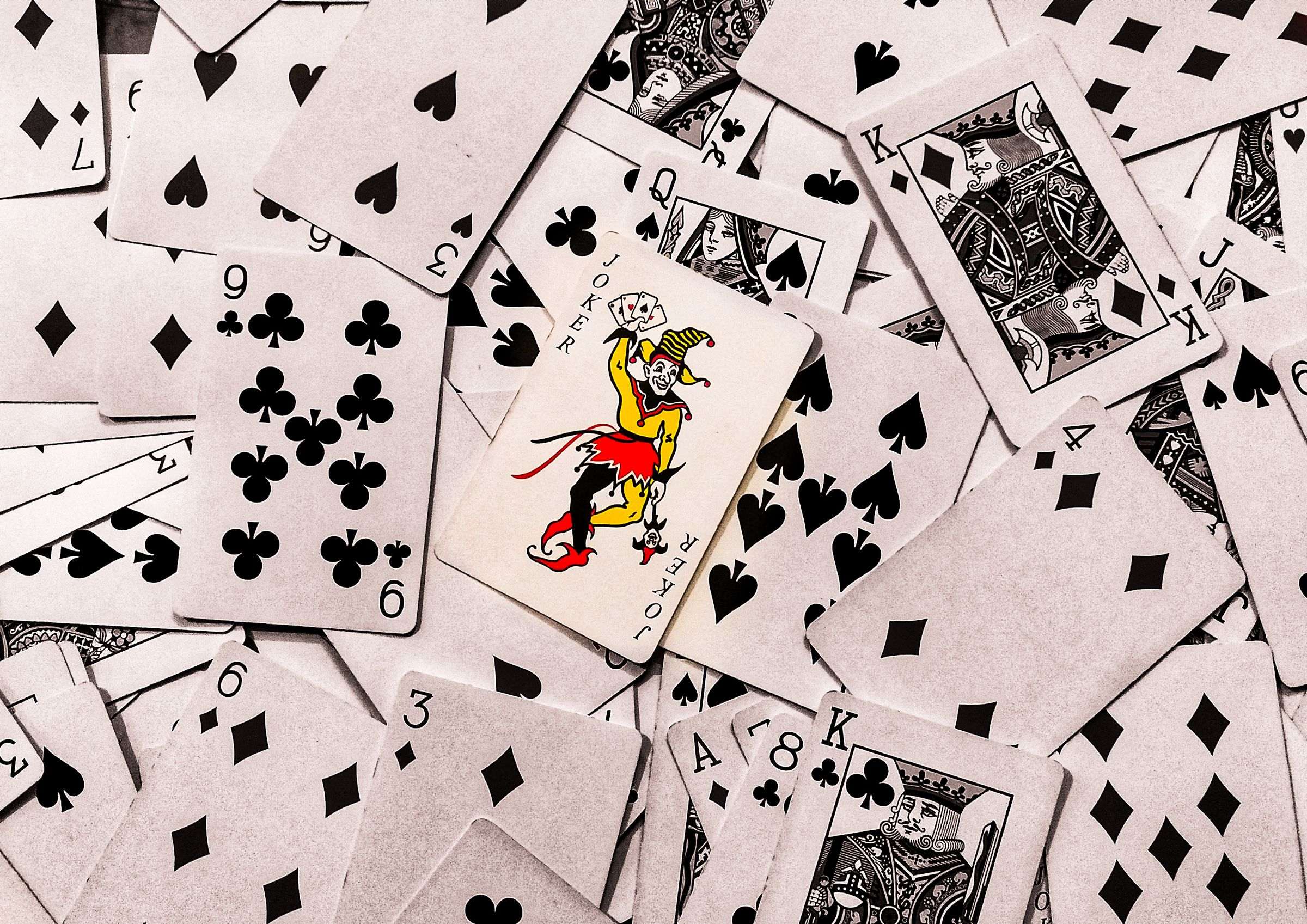 Carte du joker parmi d’autres cartes à jouer
