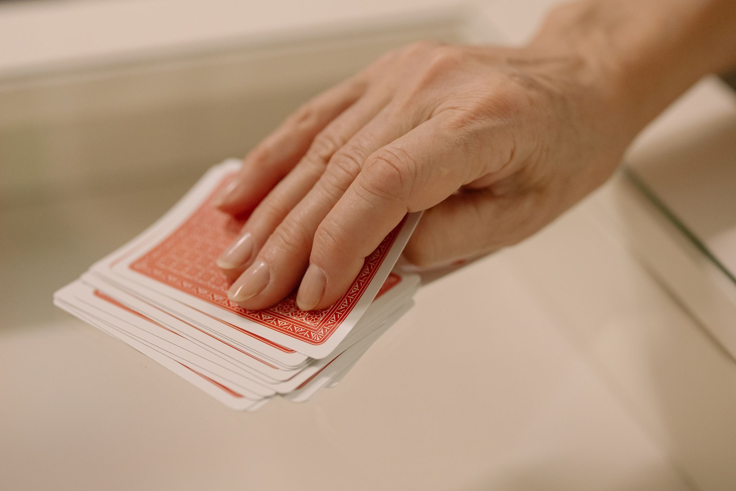 Cartes à jouer posées sur un tapis de jeu vert