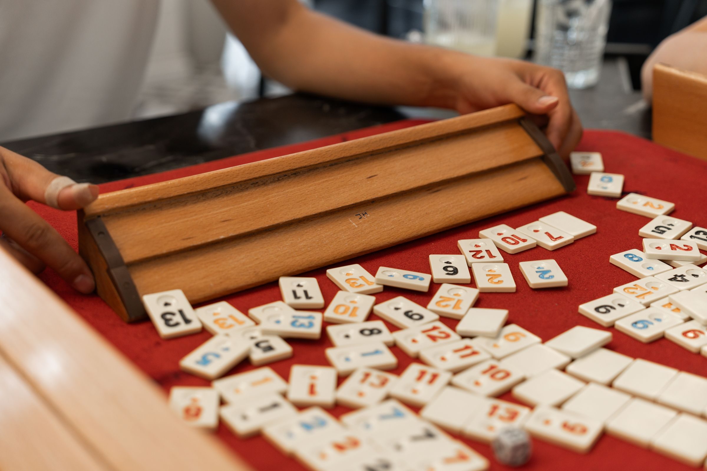 Tuiles alignées sur un chevalet de jeu