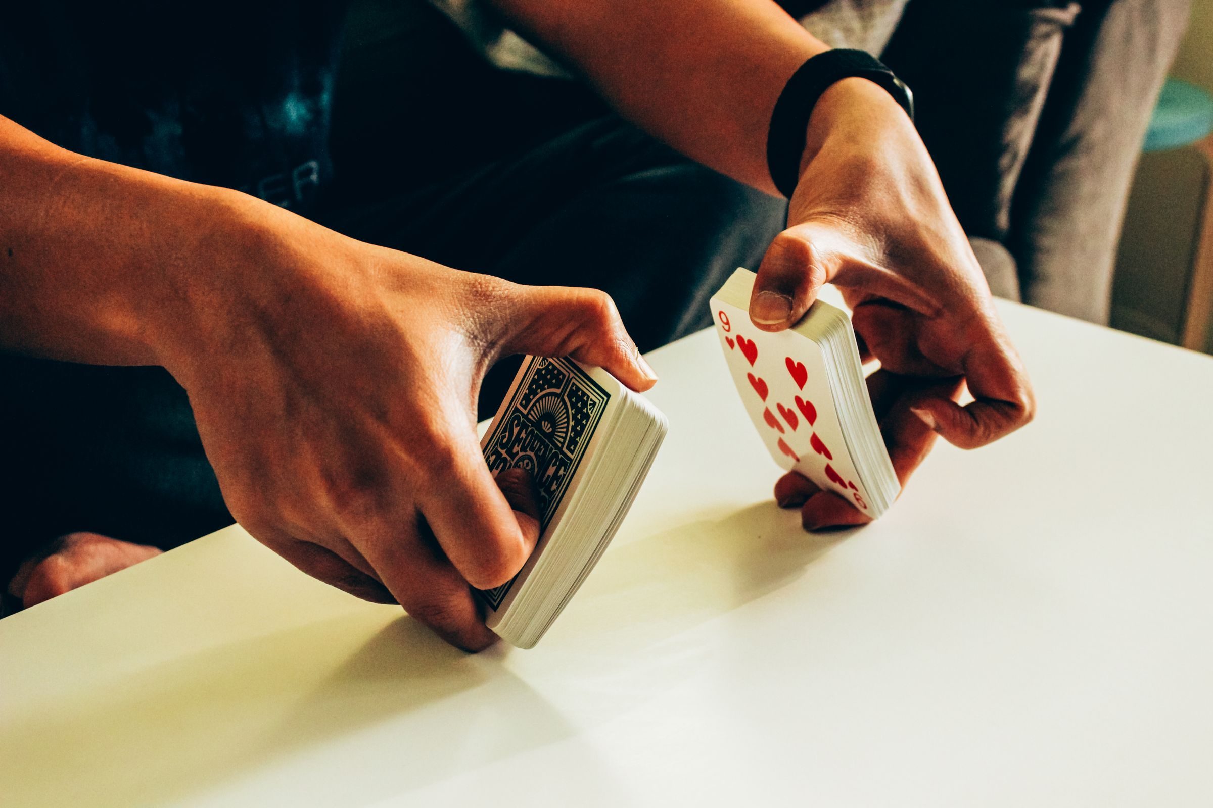 Le rami 500 (rummy 500) : règles, défausse, décompte et variantes Mélange d’un paquet de cartes à jouer