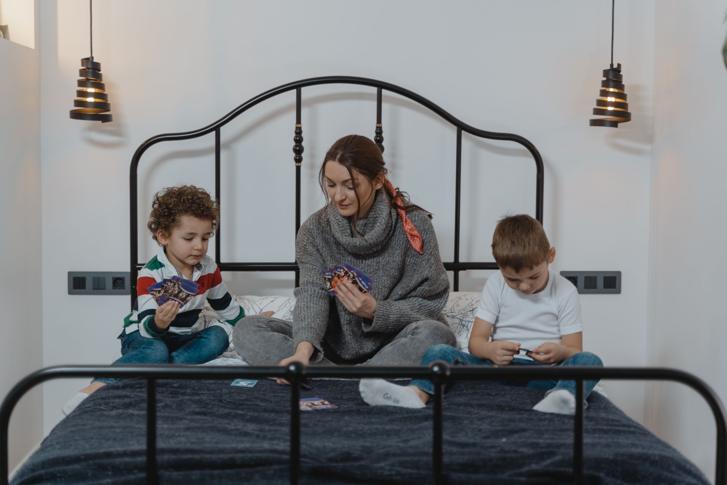 Partie de cartes en famille avec des enfants