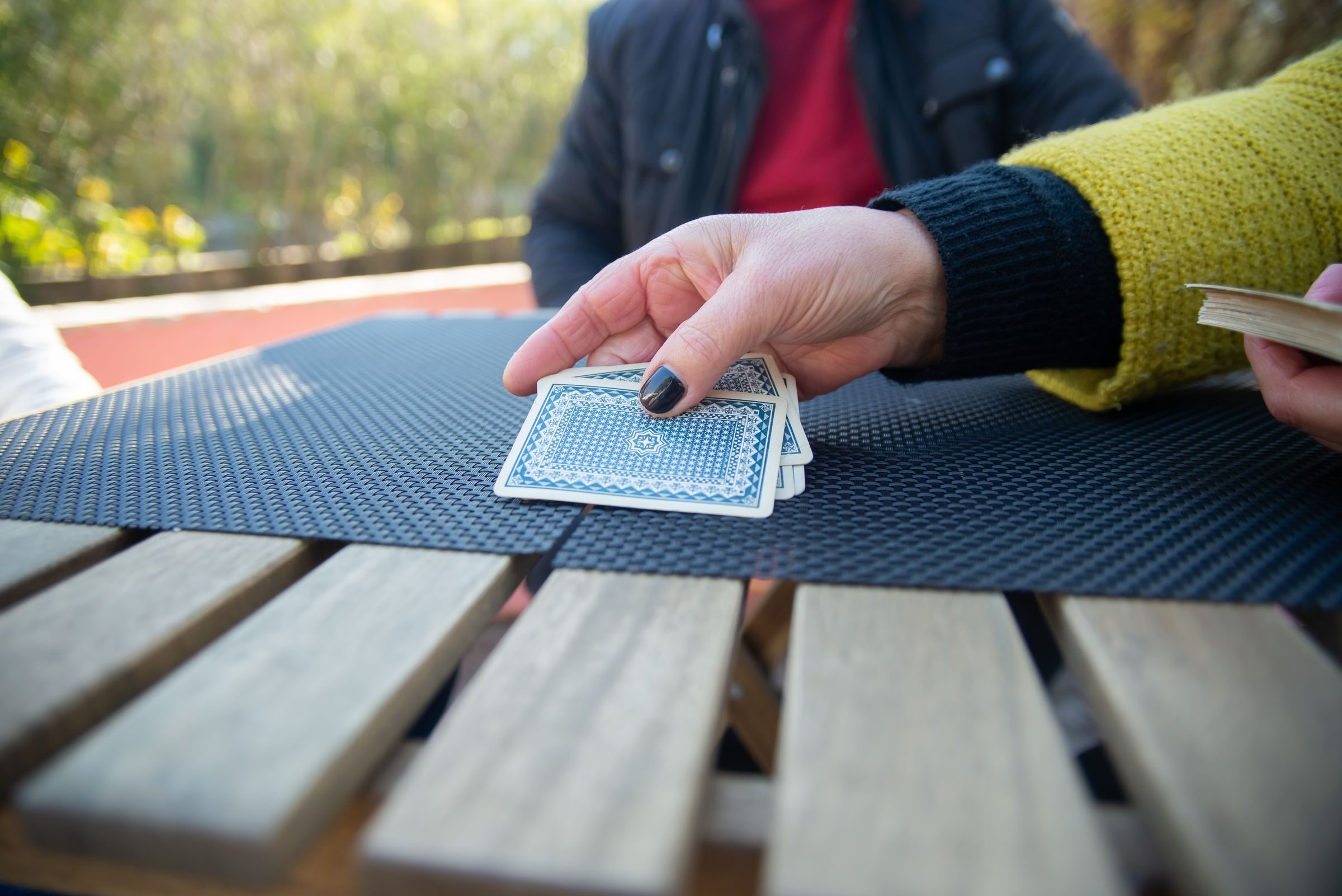 Partie de cartes entre amis autour d’une table