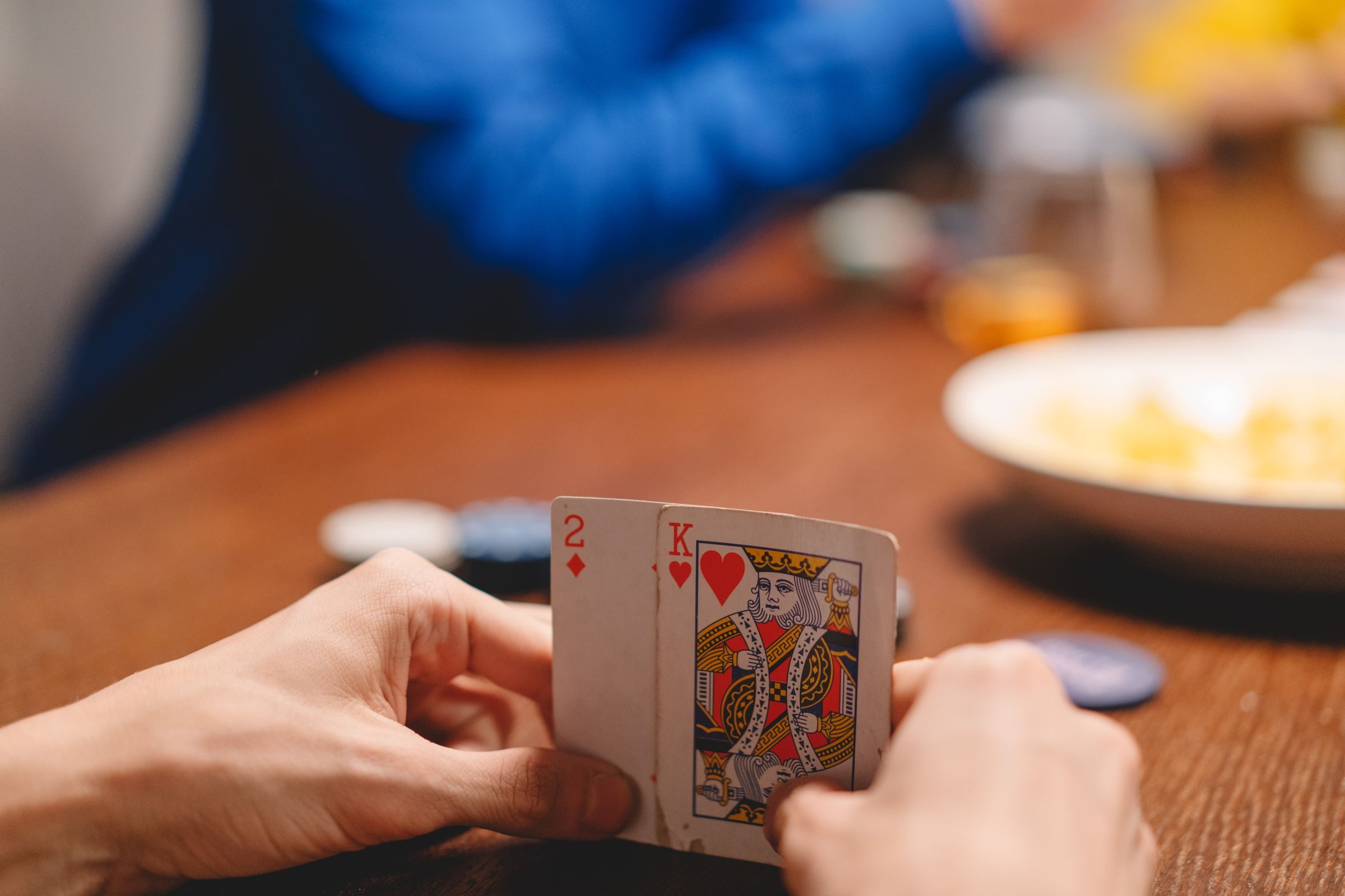 Carte du roi posée sur un jeu de cartes