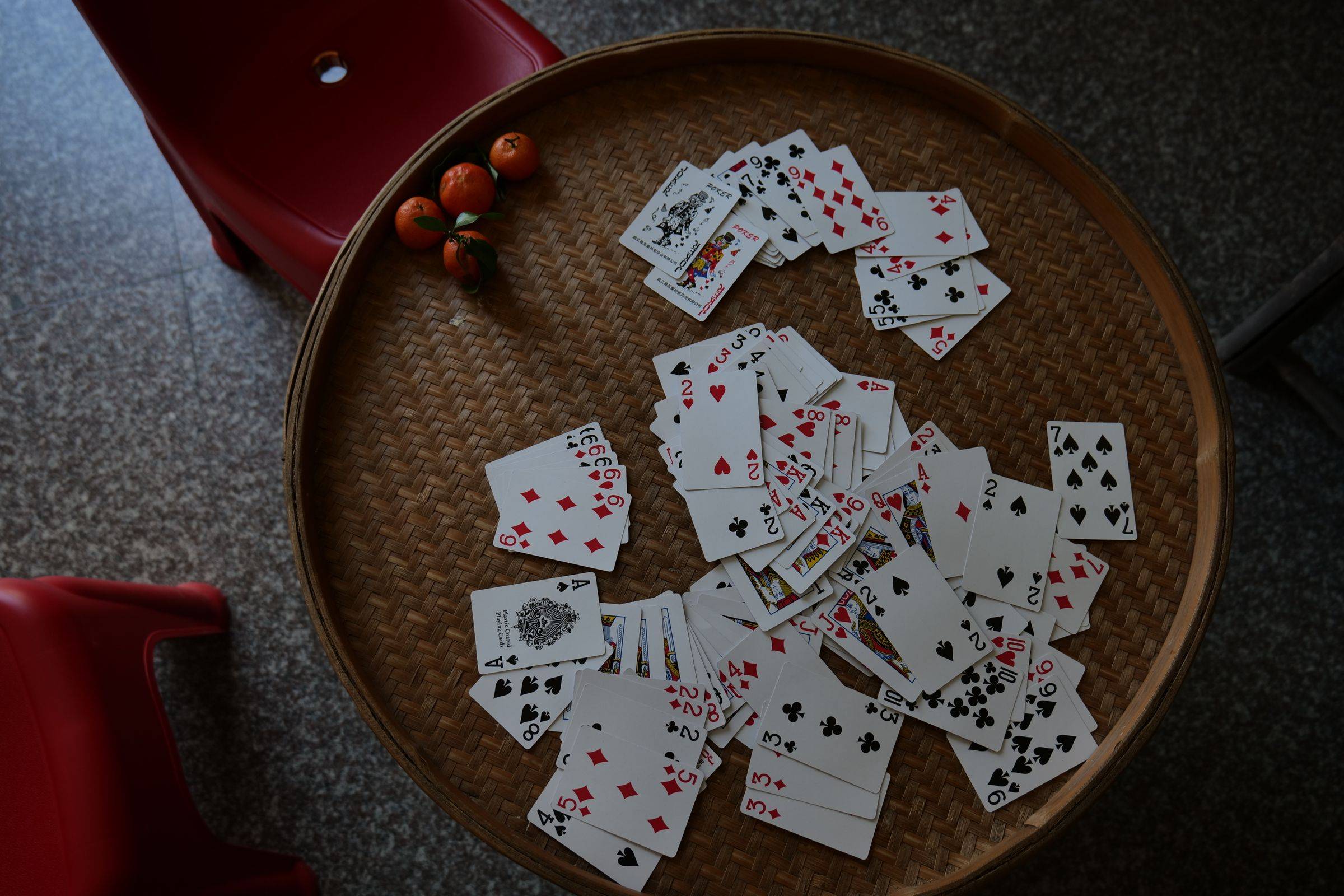 Cartes à jouer étalées sur une table