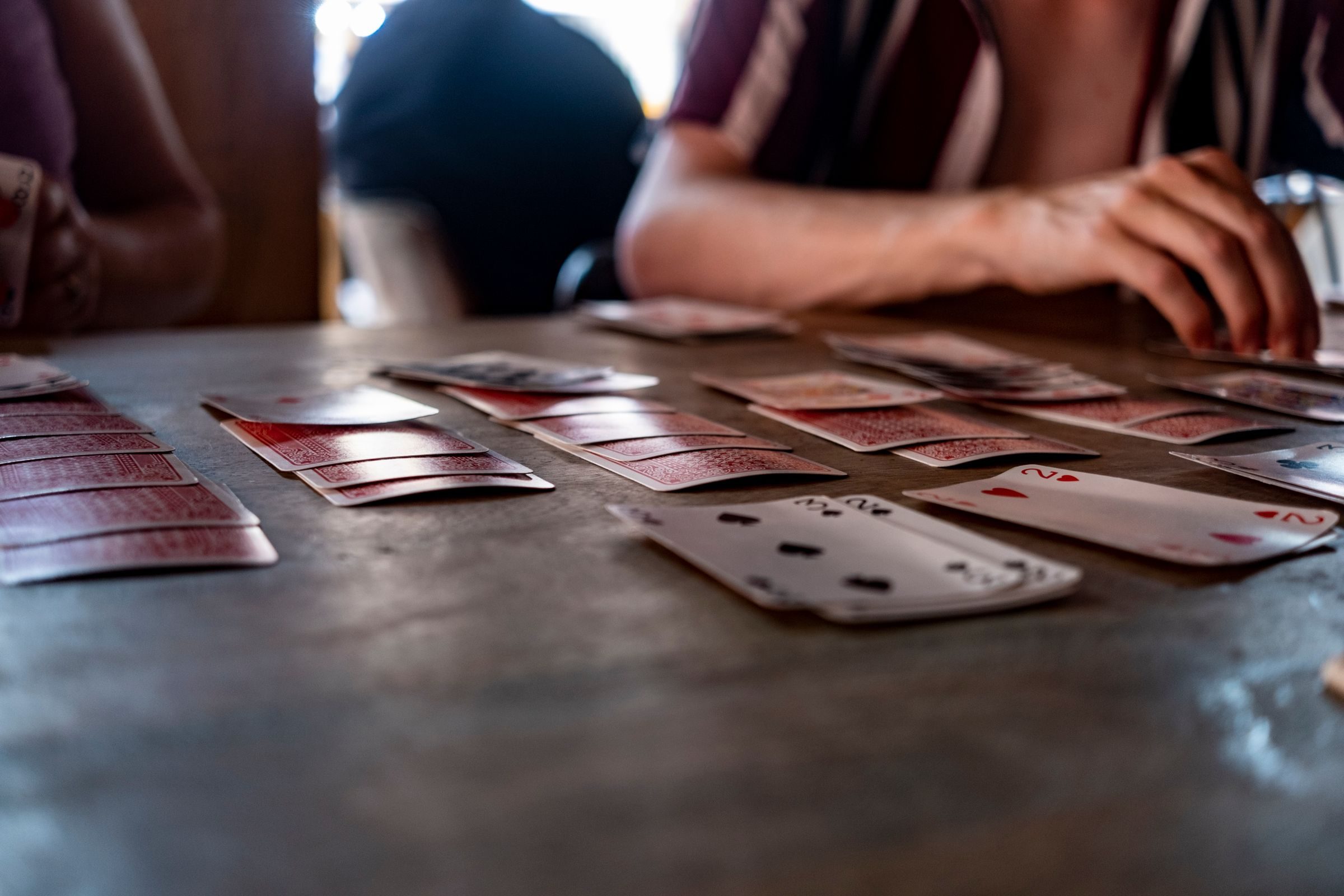 Joueurs de cartes réunis autour d’une table de tournoi