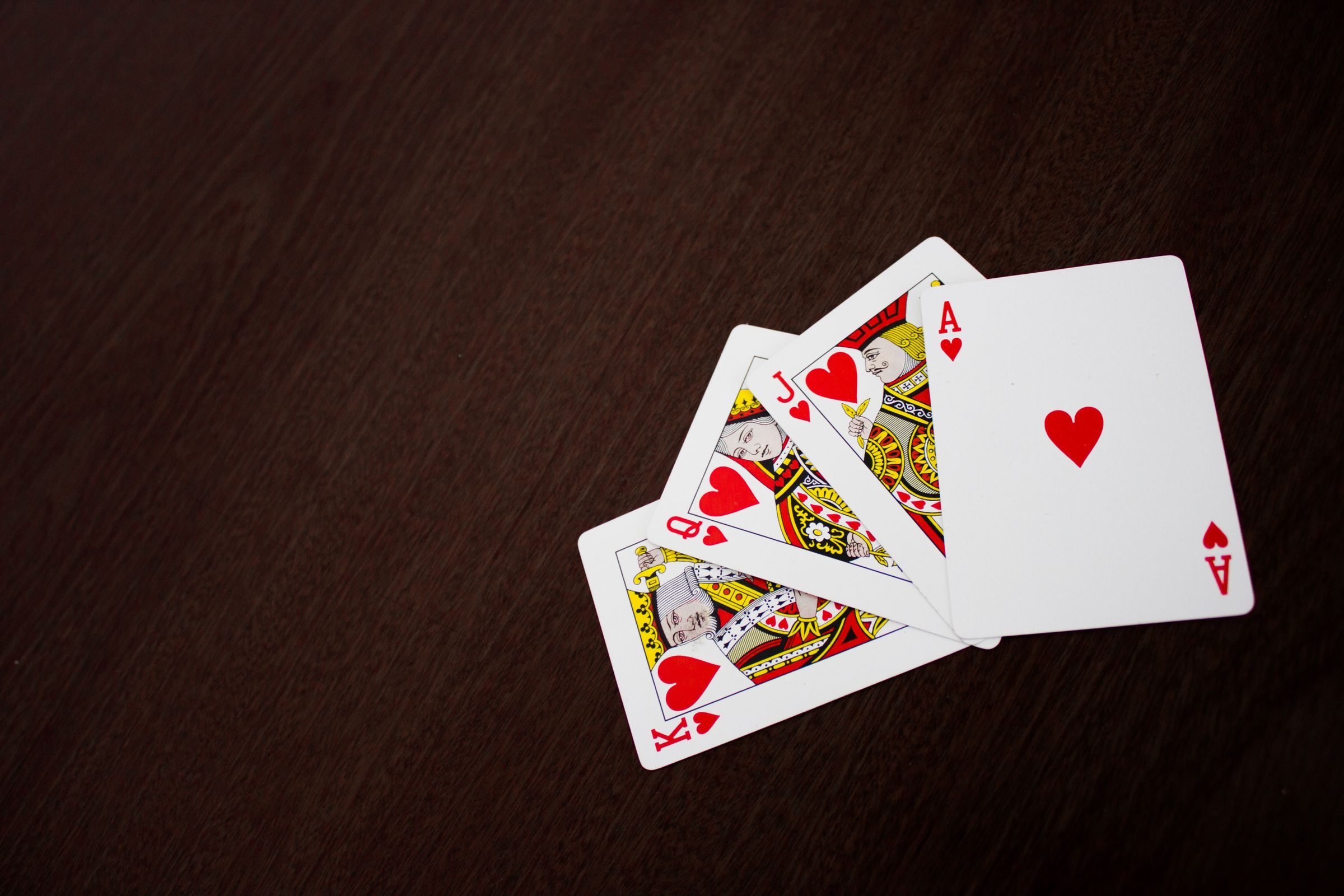 Cartes à jouer sur une table en bois